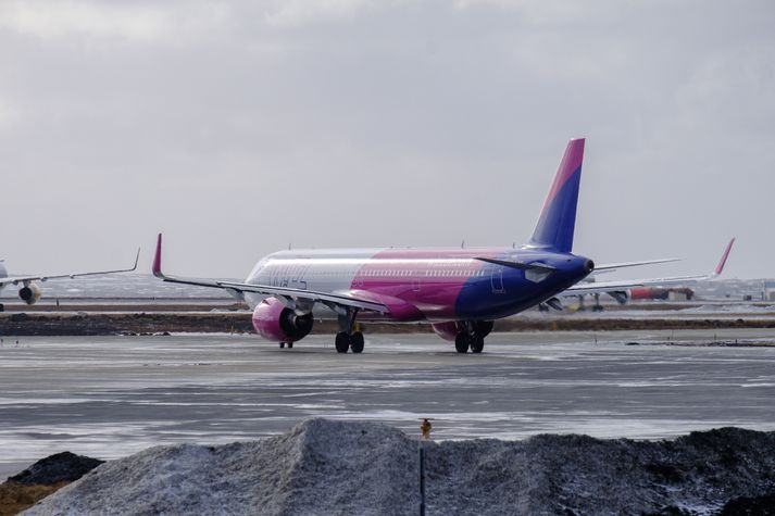 Flugvél WizzAir sat föst með farþega í kvöld í um sex tíma. 