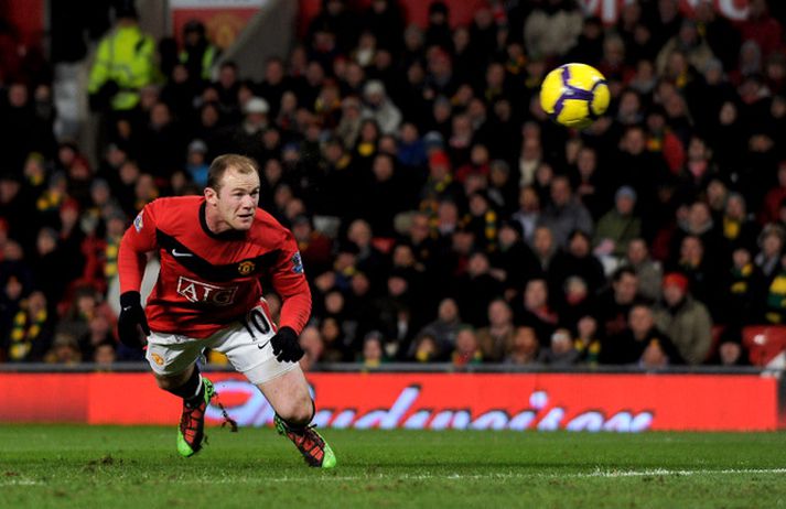 Rooney skorar fyrra mark sitt í kvöld.