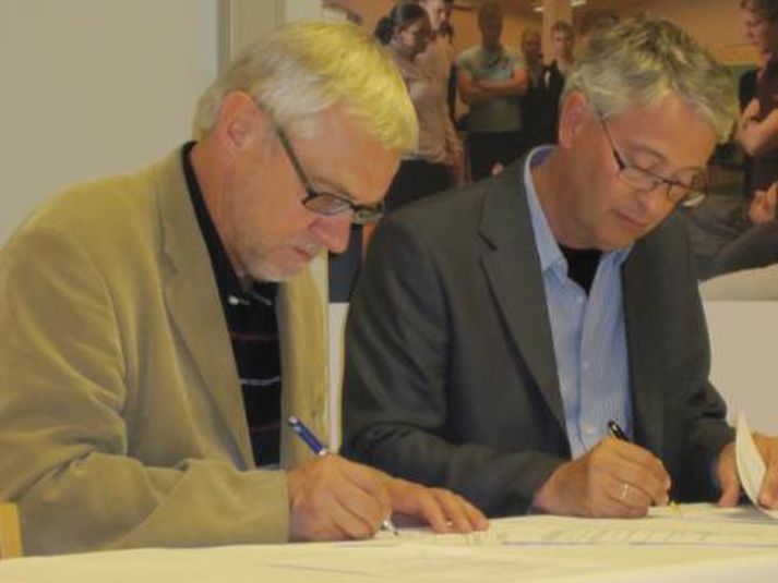 Þorvaldur Ingvarsson, yfirmaður klínískra rannsókna hjá Össuri, og Sigurður Guðmundsson forseti Heilbrigðisvísindasviðs Háskóla Íslands, undirrituðu samninginn í dag.
