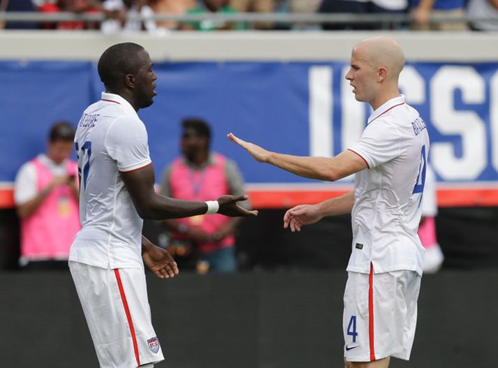 Jozy Altidore og Michael Bradley fagna marki þess fyrrnefnda í kvöld.