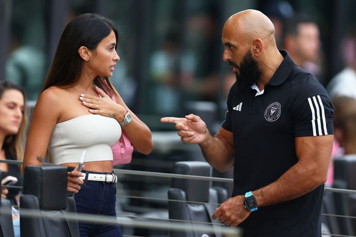 Yassine Cheuko fer yfir málin með Antonela Roccuzzo, eiginkonu Messi, á leik Inter Miami. Lífvörðurinn hefur sagt að sér líði eins og einum af fjölskyldunni og að hann finni fyrir miklu trausti frá Messi.