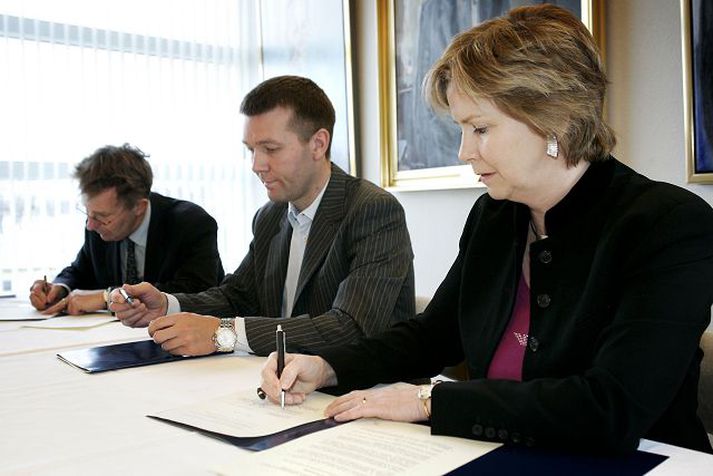 Ingjaldur Hannibalsson, Ágúst Guðmundsson og Kristín Ingólfsdóttir rektor undirrita samstarfssamning.
 