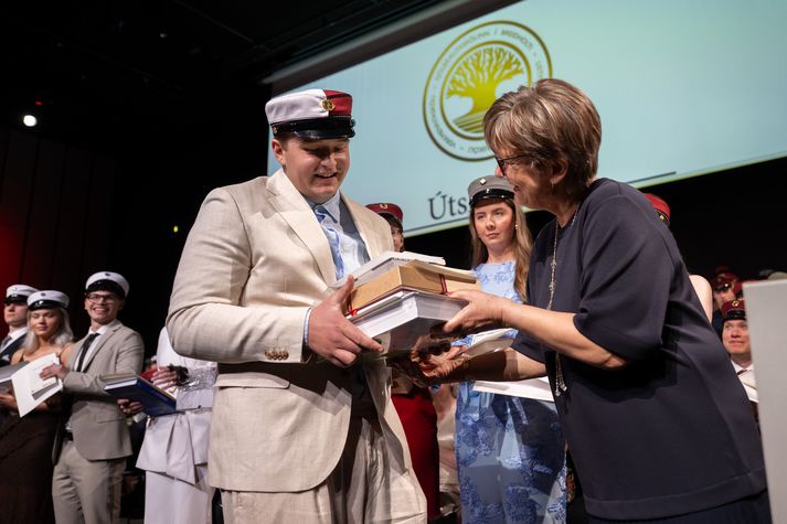 Kristinn Rúnar tekur við verðlaunum sínum.