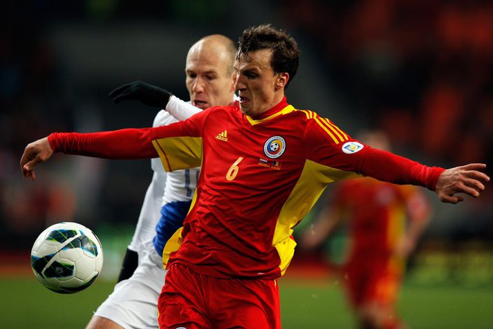 Chiriches í baráttunni við Arjen Robben í landsleik Rúmeníu og Hollands