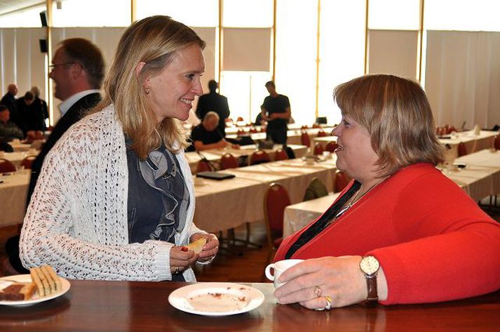 Þingmaður og fiskverkakona Þorgerður Katrín Gunnarsdóttir sótti þingið og ræðir hér við Elínbjörgu Magnúsdóttur fiskverkakonu sem hélt kröftugt erindi. Hún varaði mjög við fyrningarleið og lagði áherslu á mikilvægi stöðugleika til að vernda störf síns fólks.fréttablaðið/Óskar