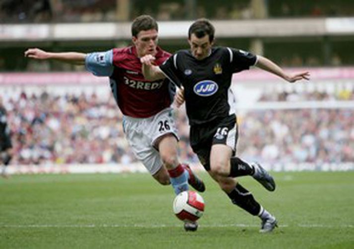 Leighton Baines hér í baráttunni í leik Wigan og Aston Villa á síðasta tímabili.