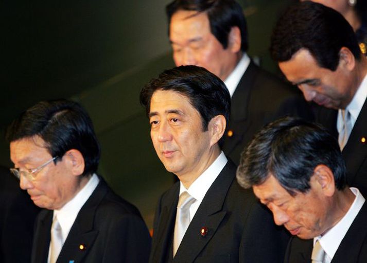 Ný stjórn Shinzo Abe ásamt nýjum ráðherrum í gær.