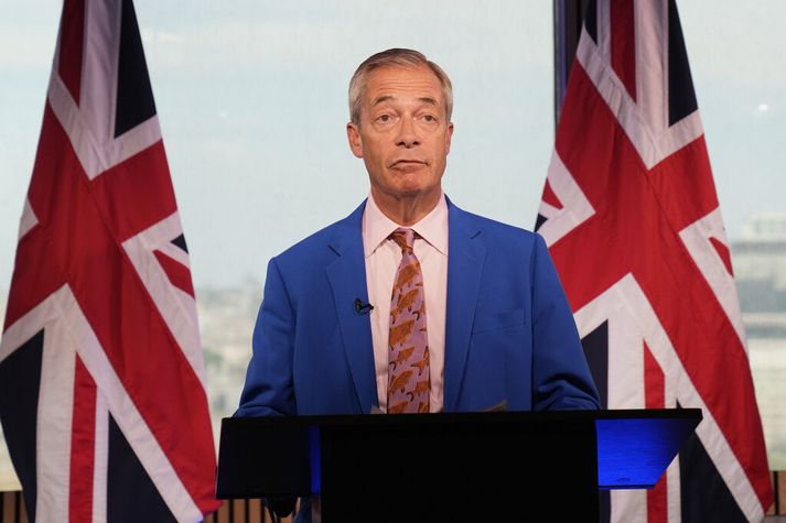 Nigel Farage gagnrýndi fjölmiðla og stjórnvöld í ávarpi þar sem hann kynnti afsögn sína sem þingmaður í dag.