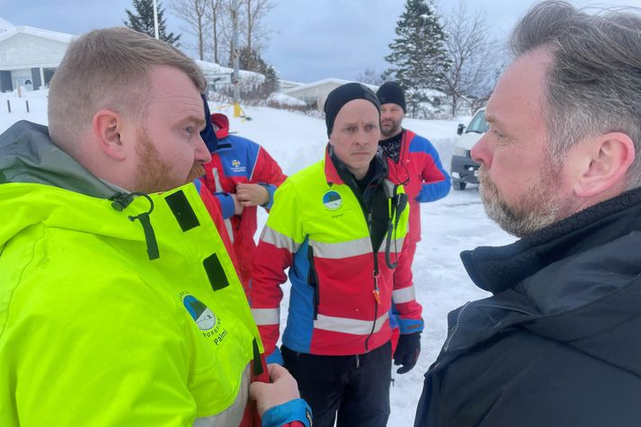 Björgunarsveitarmenn í Neskaupstað ræða við Jón Björn Hákonarson, bæjarstjóra Fjarðabyggðar.