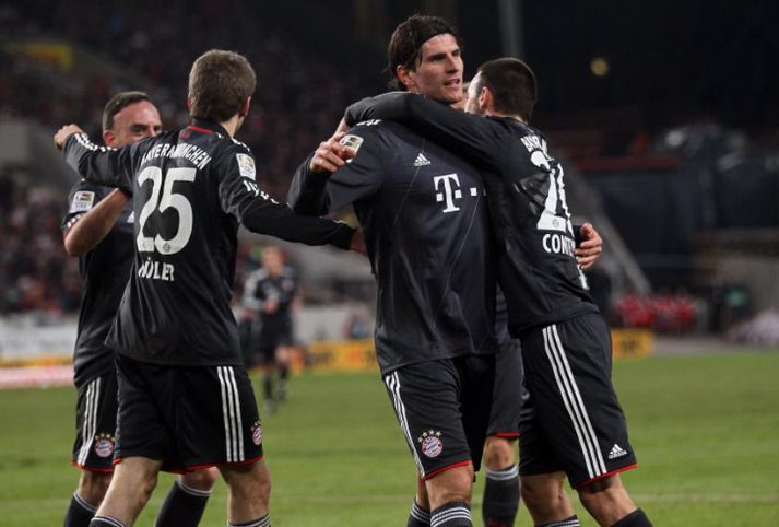 Mario Gomez skoraði þrennu í dag en hann fagnar hér einu af mörkum sínum.