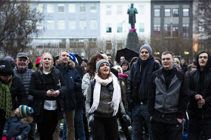 Sara Óskarsson, þriðja frá vinstri meðal mótmælenda vina sinna, furðar sig á því sem hún kallar hræsni á Seltjarnarnesi.