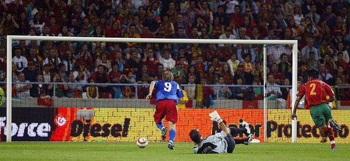 Benjamin Fischer kemur sínum mönnum í Liechtenstein 1-0 yfir gegn Portúgal á útivelli árið 2005. Portúgal rétt marði sigur í leiknum, 2-1.