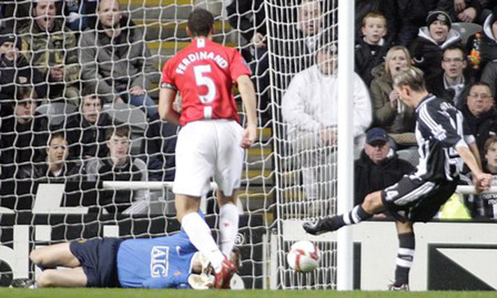 Van der Sar þurfti loks að sjá á eftir boltanum rúlla í netið hjá sér í kvöld