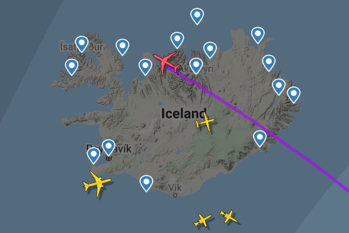 SAS-þotan Astrid Viking yfir Hofsósi laust fyrir klukkan níu í morgun á ratsjárvefnum Flightradar24. Yfir Trölladyngju norðan Vatnajökuls má sjá Egilsstaðaflug Air Iceland Connect.