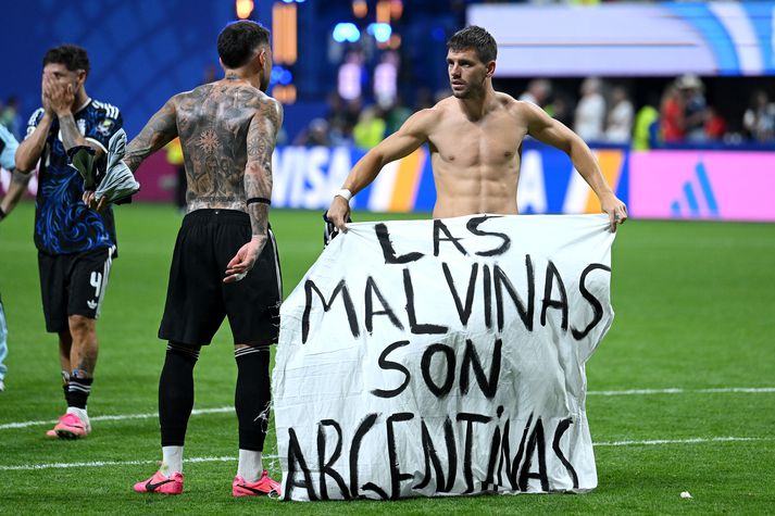 Argentínumaðurinn Giovani Lo Celso með borðann niðri á velli eftir leik.