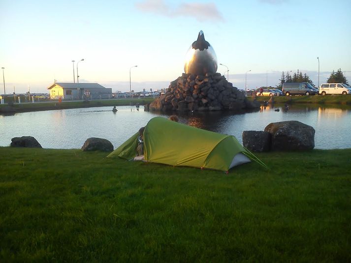 Líkast til er það til marks um það að ýmislegt má betur fara í ferðamálum að ferðalangar tjalda hingað og þangað og útum allt. Þarna við Þotuhreiður Magnúsar Tómassonar við Leifsstöð. Þessi mynd var tekin fyrir þremur dögum.