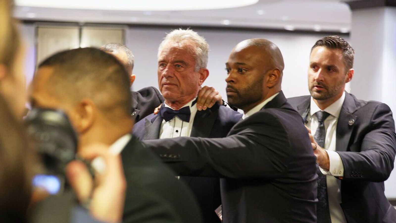 Ógn á galakvöldverði og for­setinn fluttur á brott