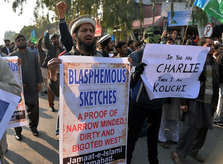 Mikill fjöldi manna kom saman til að mótmæla CHarlie Hebdo í Islamabad í Pakistan.