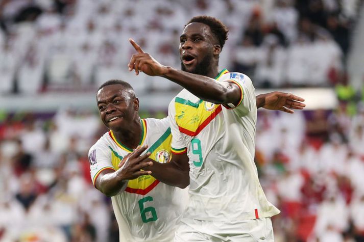 Boulaye Dia og Nampalys Mendy fagna eftir að Dia kom Senegal í 1-0 gegn Katar í dag.