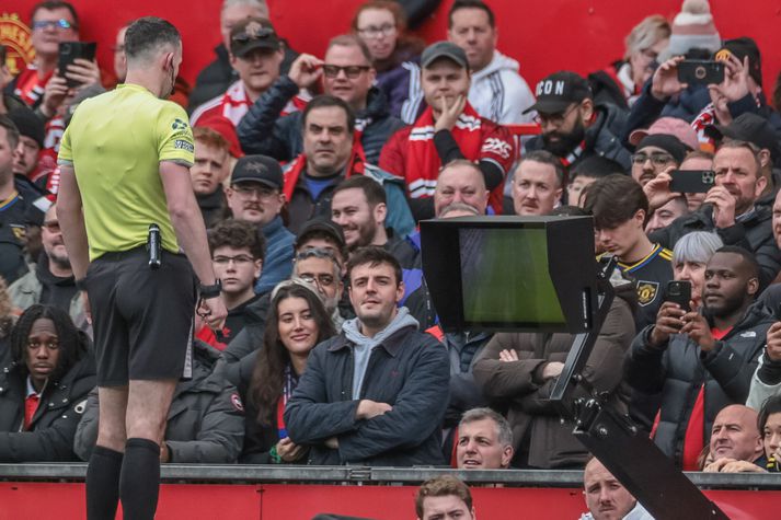 Chris Kavanagh dómari sést hér fara í skjáinn í leik Manchester United og Crystal Palace í ensku úrvalsdeildinni um síðustu helgi.