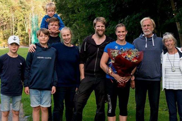 Ásdís Hjálmsdóttir Annerud með sínu fólki eftir lokamótið en myndin er af fésbókarsíðu hennar.