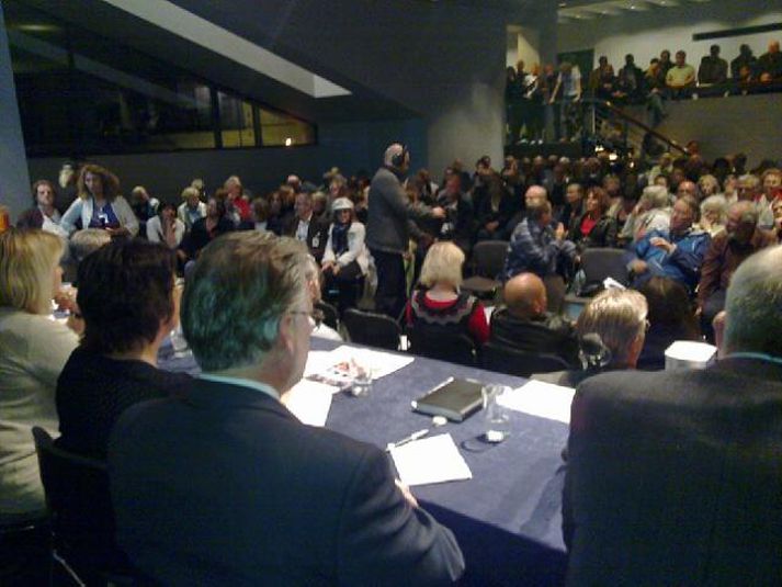 Fjölmenni er í Ráðhúsinu í kvöld. Mynd/ Egill Aðalsteinsson.