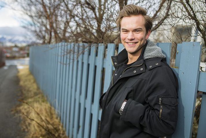 Helgi Valur Gunnarsson, nemandi í Verzlunarskóla Íslands, hefur vakið mikla athygli í hlutverki Stinna stuð í söngleiknum Með allt á hreinu sem skólinn setur upp. Vinarbeiðnirnar hrannast upp á Facebook fyrir vikið.