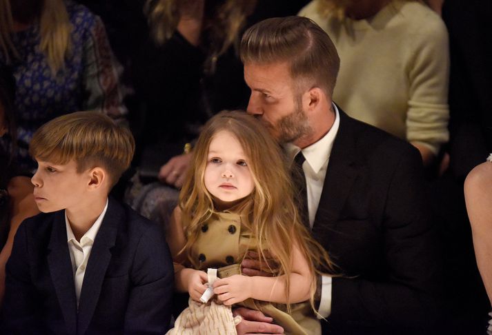 Harper Seven með pabba sínum á fremsta bekk á Burberry sýningu.