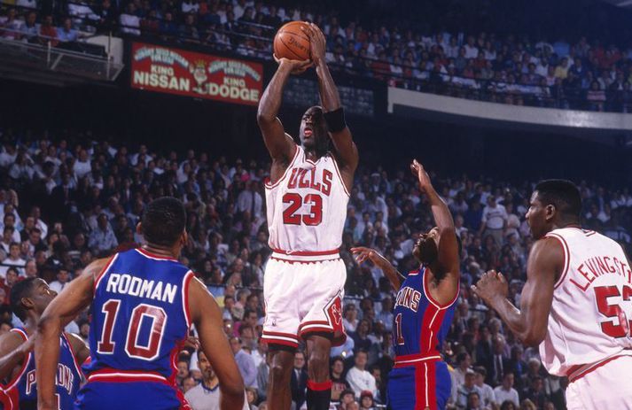 Michael Jordan skorar á Isiah Thomas í frægu einvígi Chicago Bulls og Detroit Pistons í úrslitakeppninni 1991.