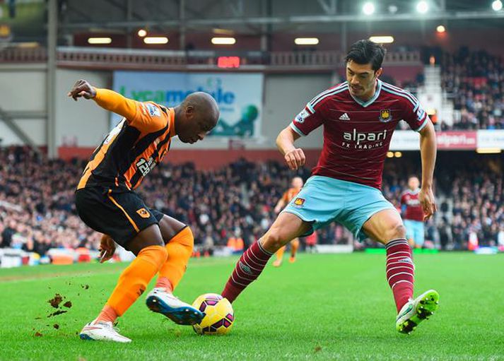 Sune Aluko og James Tomkins eigast við.