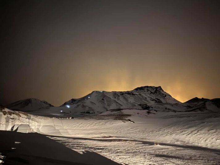 Konan óskaði eftir aðstoð rétt fyrir klukkan sex. Hún virðist vera ein á ferð, er ágætlega búin og óslösuð.