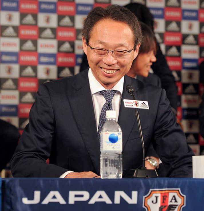 Takeshi Okada, landsliðsþjálfari Japans, á blaðamannafundi í Osaka í gær. Liðinu var vel tekið við heimkomuna.
