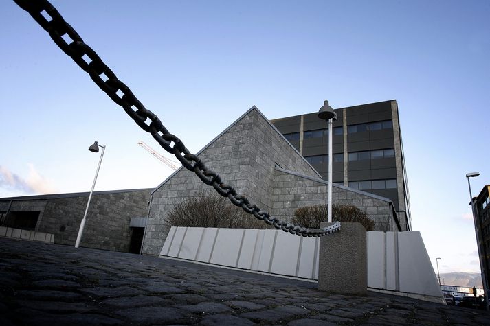 Seðlabankinn telur að gjaldeyrisviðskipti þriggja íslenskra tryggingamiðlara sem selja þjónustu erlendra tryggingafélaga hér á landi brjóti gegn lögum um gjaldeyrismál. 