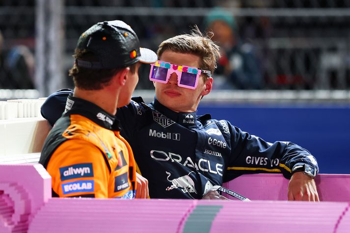 Max Verstappen var kátur eftir kappaksturinn í Las Vegas í nótt og setti upp þessi gleraugu við hlið Lando Norris.