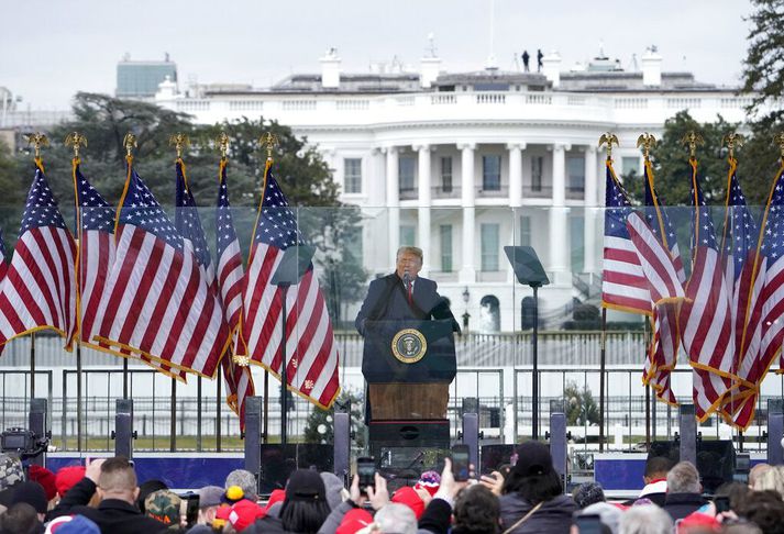 Trump ávarpar stuðningsmenn sína dagin örlagaríka 6. janúar. Stór hluti mannfjöldans hélt síðan að þinghúsinu, réðst á lögreglumenn og braut sér leið inn í bygginguna.