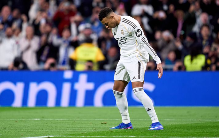 Kylian Mbappe fagnaði sögulegu marki sínu með því heiðra Cristiano Ronaldo.