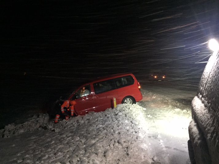 Um smárútu var að ræða í öðru tilfellinu með átta til tíu manns innanborðs en hinn bíllinn var lítill húsbíll, eða camper.