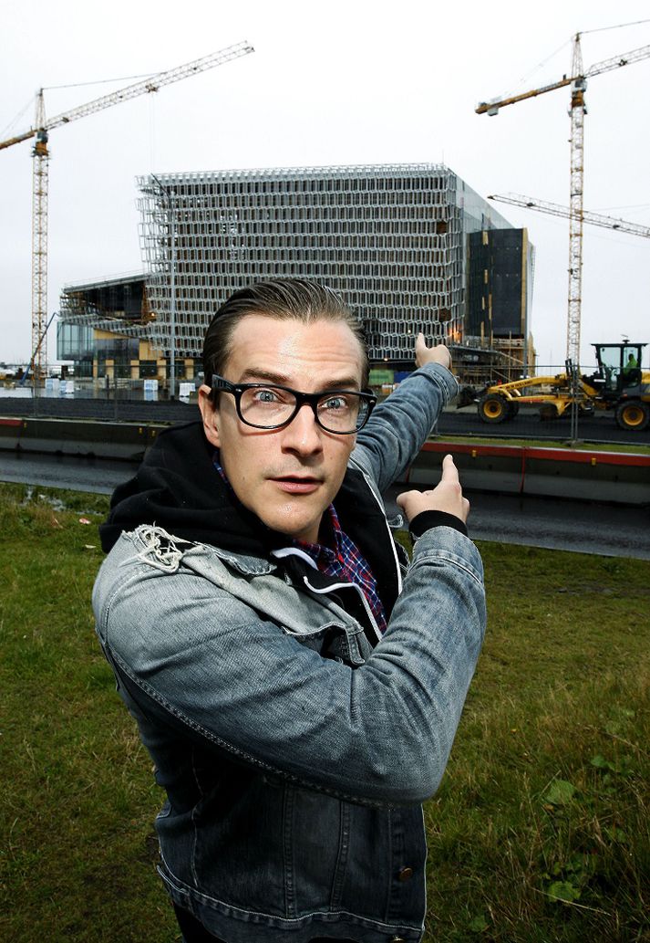 Finnski uppistandarinn var hér á landi árið 2010 en þá var tónlistarhúsið Harpa ennþá í vinnslu.