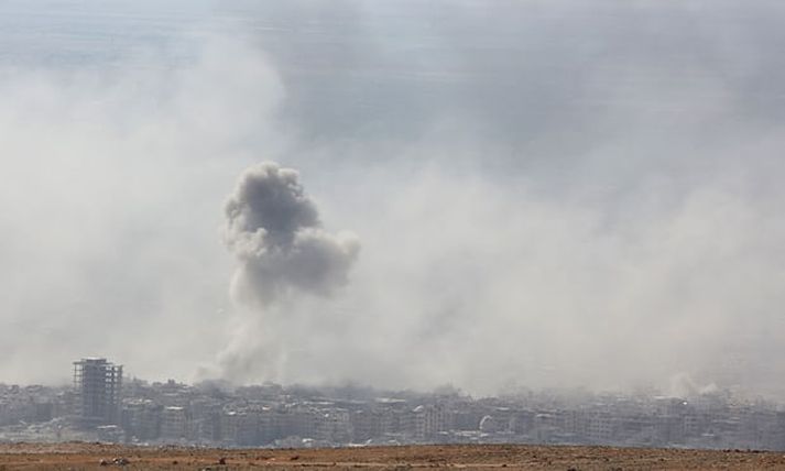 Reykur rís úr Douma, þar sem efnavopnaárás er sögð hafa verið framkvæmd um helgina.