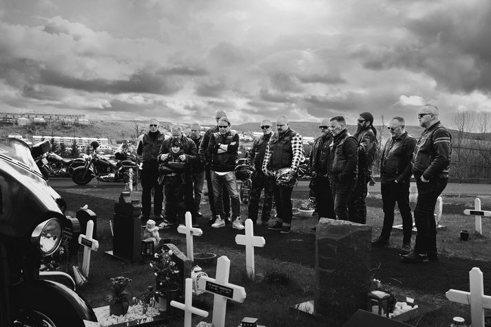 Mótorhjólakappinn Mikkó lenti í afar erfiðri lífsreynslu fyrir stuttu þegar bíll var næstum búinn að keyra á hann. Hann segir lesendum Vísis sögu sína. Hér er hann, ásamt félögum sínum, við leiði Mumma vinar þeirra á síðasta ári. Í lok júní verða fimm ár síðan hann lést í mótorhjólaslysi í ferðalagi sem klúbburinn var í. Mynd/Unnur Magna