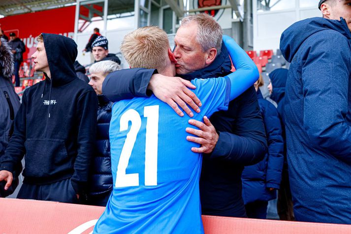 Óskar Hrafn Þorvaldsson smellir kossi á Orra Stein son sinn sem átti stóran þátt í að koma Íslandi í lokakeppni EM U19-landsliða á dögunum.