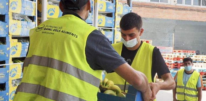 Pedri aðstoðaði við flutning á banönum frá Kanaríeyjum til fjölskylduhjálpar í Barcelona í dag. Bananarnir fara þangað fyrir hans tilstilli.