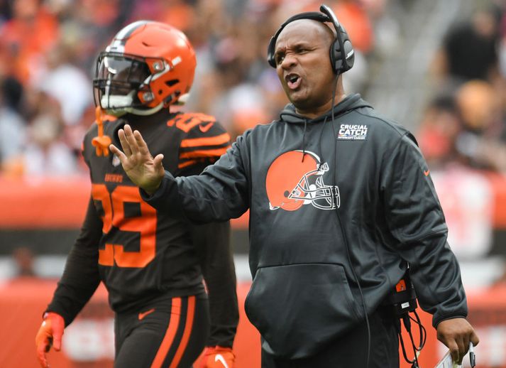 Hue Jackson á hliðarlínunni hjá Browns.