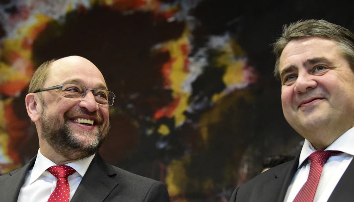 Martin Schulz, nýr leiðtogi SPD, ásamt Sigmar Gabriel, sem nú hefur vikið úr leiðtogasætinu.