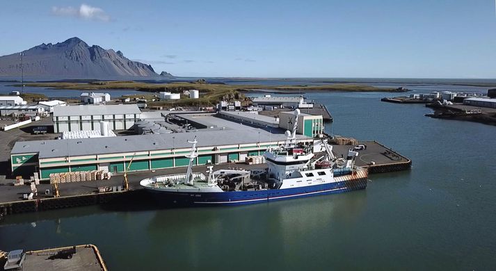 Höfn í Hornafirði er meðal þeirra byggða sem eiga mikið undir. Ásgrímur Halldórsson við bryggju. Vinnsluhús Skinneyjar-Þinganess við hliðina.