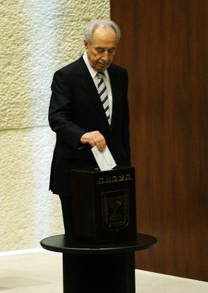 Eftir að Peres fékk meirihluta atkvæða í fyrstu umferð atkvæðagreiðslunnar drógu keppinautarnir framboð sín til baka.