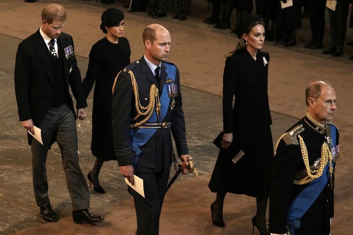 Katrín og Meghan voru viðstaddar athöfninni ásamt eiginmönnum sínum og öðrum meðlimum konungsfjölskyldunnar.