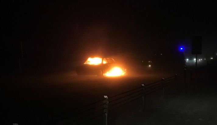 Þegar slökkviliðsmenn frá Brunavörnum Árnessýslu, nánar tiltekið starfsmenn frá Hveragerði, komu á vettvang var bíllinn mikið brunninn og var dráttarbíll fenginn til að fjarlægja flak bílsins.
