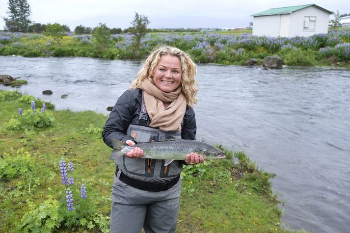 Anna Sif Jónsdóttir, Reykvíkingur ársins, renndi fyrir lax þegar Elliðaárnar voru opnaðar í morgun og það beit á agnið.