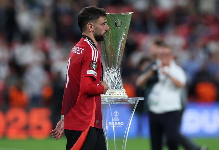 Bruno Fernandes gengur framhjá Evrópudeildarbikarnum.
